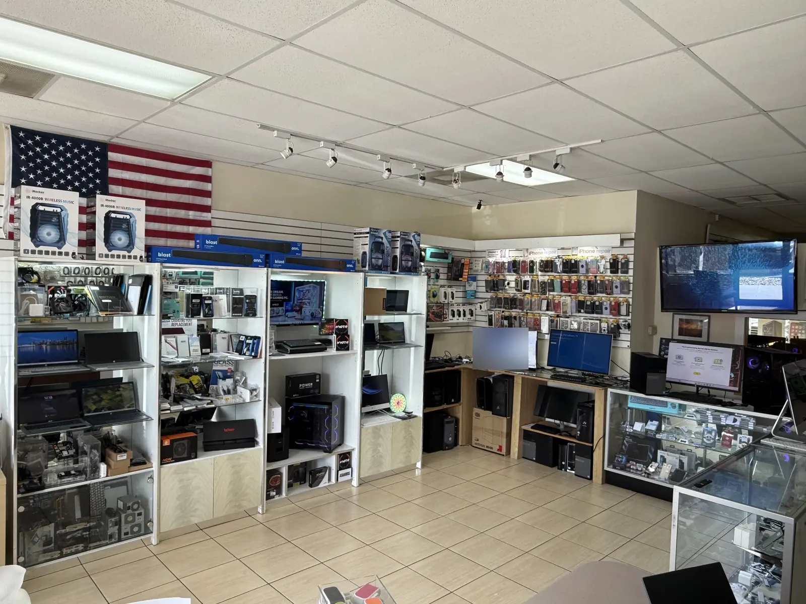 Inside Riano Group phone and computer repair store in Palm Coast, FL – laptops, gaming PCs and accessories – tienda de reparación de celulares y computadoras